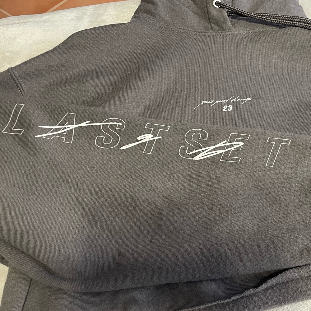 DOVE GREY
TGD ERA HOODIE